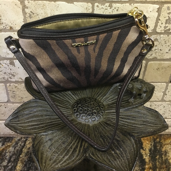COACH Wristlet in hard to find print - NWOT - Picture 5 of 5